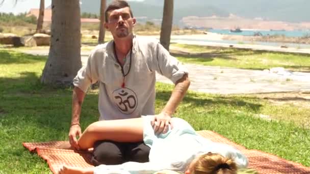 Εξωτερική ταϊλανδέζικο μασάζ. Massagiste κάνει acupressure μασάζ γυναίκα πόδι εξωτερική. Παραδοσιακό βελονισμό μασάζ σώματος. Επούλωση και αποκατάσταση σώματος. Ανατολική ιατρική. — Αρχείο Βίντεο