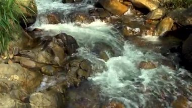 Rocky river dağ hızlı su akışı kapatın. Hızlı su akışı dağ nehir. Güzel manzara vahşi doğa.