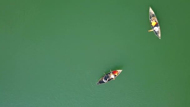 พักผ่อนคนนั่งเรือในทะเลสาบในช่วงวันหยุดฤดูร้อน คนที่ว่ายน้ําบนเรือบนทะเลสาบวิวทางอากาศ มุมมองโดรน ผู้คนพายเรือบนทะเลสาบสีเขียว . — วีดีโอสต็อก