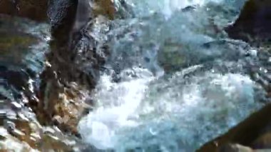 Büyük arasında akan hızlı nehir suyu kabarcıklanma köpük beyaz oluşturma taşlar. Dağ nehir taşları arasında akan su akışı. Doğal peyzaj.