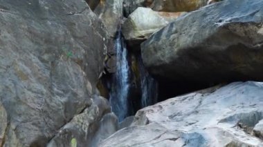 Dağ şelale orman içinde. Nehir içinde büyük taşlar üzerinde akan şelale su akışı. Dağ şelale çağlayan nehirde akış. Natual manzara.