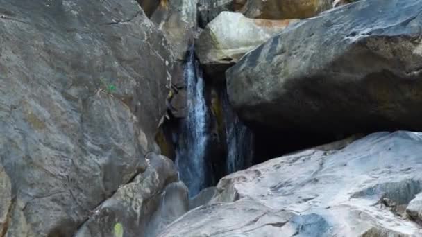 Cachoeira de montanha na selva. Água corrente da cachoeira que flui em grandes pedras no rio. Rio de montanha de fluxo em cascata de cachoeira. Paisagem actual . — Vídeo de Stock