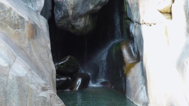 Corriente de agua que fluye de la cascada en la montaña. Alto y rocoso paisaje de cascada. Fluir río de montaña cayendo sobre grandes piedras en cascada después de las lluvias tropicales en la selva salvaje . — Vídeos de Stock