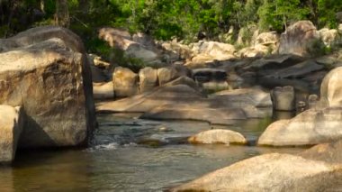 Rocky river tropik ormandaki orman dağ. Orman orman rocky Nehri'nde akan dere temiz su. Vahşi doğa ve nehir manzara.