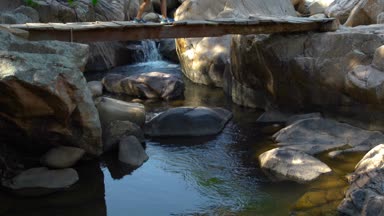 Çocuk yaz yağmur ormanlarında hiking süre köprü dağ nehir üzerinde asılı yürüyen sırt çantası. Çocuk turist asma köprü orman ormanda yürürken. Yaz aktiviteleri çocuklar.