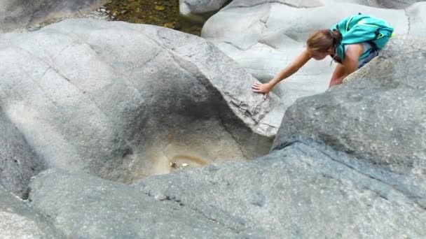 Młoda kobieta wycieczkowicz wspinaczki skały na górze podczas turystyki letniej. Podróży kobieta z plecak piesze wycieczki w góry. Koncepcja lato trekking i aktywność styl życia. — Wideo stockowe