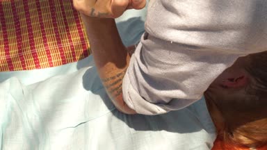 Acupressure sırt masajı açık Başlarken kadın. Yoga masaj kavramı. Acupressure masaj tedavi ve rehabilitasyon vücut için kapatın. Geleneksel Doğu Tıp.