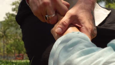 Masör yoga tarzı el masaj yapıyor. Tay massagiste yapma masaj el açık için. Geleneksel Doğu tıbbı tedavi ve rehabilitasyon beden ve ruh sağlığı.