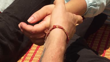 Adam massagiste kadın açık germe masaj yapıyor. Kadın Tay vücut sahası masaj. Sağlıklı ve uyum kavramı. Geleneksel Doğu tıbbı tedavi ve rehabilitasyon vücut için.