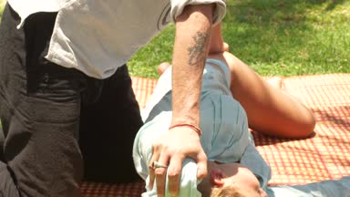 Geleneksel vücut masaj ağrı eklem omurga ve kas gevşeme tedavi için. Fiziksel kurtarma için alternatif ve geleneksel tıp. Tay dili ve yoga masaj kavramı.