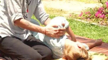 Germe Masaj tedavisi ağrısı boyun ve geri açık için. Kas gevşemesi ve kurtarma için alternatif ve geleneksel tıp. Tay dili ve yoga masaj kavramı.