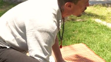 Adam massagiste kadın açık vücut masajı yapıyor. Profesyonel akupunktur geri ve omuzlar sağlık kurtarma için masaj. Alternatif ve geleneksel tıp kavramı.