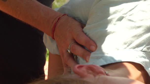 Mujer recibiendo masaje corporal profesional al aire libre. Acupuntura masaje de espalda y hombros para relajación muscular y dolor de tratamiento en las articulaciones. Concepto de yoga y masaje tailandés . — Vídeos de Stock