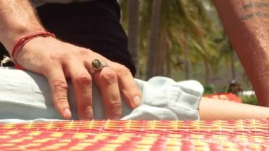 Kadın Başlarken eller açık masaj. Yoga massagiste kadın el kas gevşemesi ve kurtarma için masaj yapıyor. Alternatif ve geleneksel Doğu Tıp.