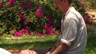 Baş masajı yapan kadınla erkek. Profesyonel yoga masaj dinlenme ve rahatlama için. Akupunktur ve acupressure masaj. Sağlıklı yaşam tarzı kavramı.