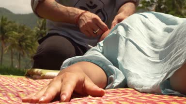 Genç kadın yüz Masaj yaptırdığım yoga tarzı. Tay masajı açık profesyonel. Yoga massagiste kadınla yüz masajı yapıyor. Güzellik ve sağlıklı yaşam tarzı.