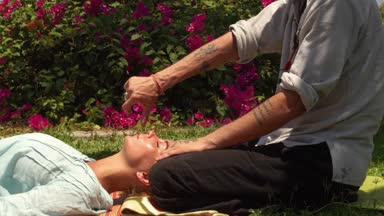 Yoga öğretmeni başparmak yüz genç kadın meditasyon sırasında tutmuyor. Çift yoga açık. Yoga masaj ve meditasyon. Uyum ve sağlıklı yaşam konsepti.