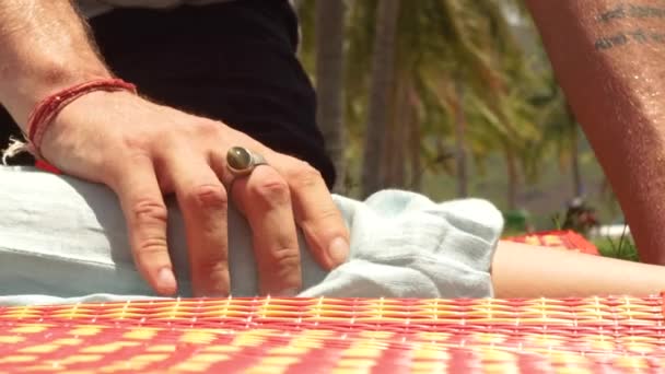 Mujer recibiendo masajes de manos al aire libre. Masajista de yoga haciendo masaje a la mano femenina para la relajación muscular y la recuperación. Medicina alternativa y tradicional oriental . — Vídeos de Stock