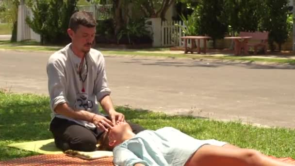 Massagiste tailandese facendo massaggio alla testa alla donna. Massaggio viso professionale. Donna che riceve massaggio facciale yoga. Bellezza e concetto sano . — Video Stock