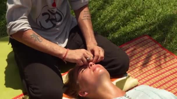 Mannen massagiste gör ansiktet massera till kvinna. Man massagiste gör ansiktsmassage till kvinna. Hudvård och hälsosam livsstil. Alternativ och traditionell medicin i skönhetsindustrin. — Stockvideo