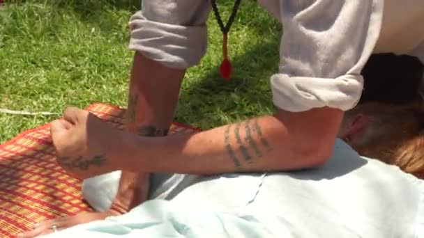 요가 massagiste 여자 야외 태국 스타일에서 다시 마사지를 하 고. 휴식을 위한 타이어 침술 마사지 바디. 대체 전통 의학 개념. — 비디오