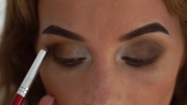 Çekici kadın seksi makyaj gözleri kapatalım. Sinema sanatçısı makyaj odasında çalışma Visagiste. Güzellik stüdyosu şık makyaj. Güzellik ve moda endüstrisi
