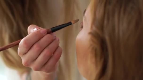 Makeupartist Med Kosmetiska Borste För Makeup Ansökan Till Kvinna Ansikte — Stockvideo