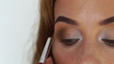 Akşam makyaj gözleri güzel kadına yakın çekim. İstemci makyaj Studio ile çalışma Visagiste. Moda güzellik studio içinde olun. Stil ve cilt bakım kavramı.