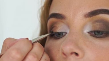 Visagiste gözler için moda model Glamour makyaj yapıyor. Makyaj sanatçısı eyeliner makyaj uygulama üzerinde göz kapağı kapatın. Güzellik Okulu Eğitim. Moda ve stil ana sınıfı.