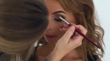 Moda yapıyor makyöz makyaj güzellik modeli yüze yakın çekim. Visagiste makyaj modeli kozmetik Studio ile çalışma. Güzellik ve tasarım konsepti.