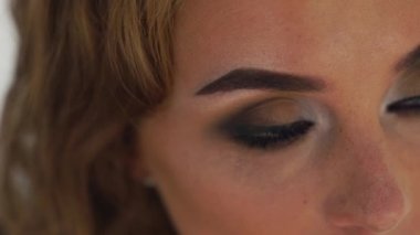 Mükemmel makyaj yanıp sönen gözlü kadın yüz kapatın. Şık makyaj gözleri yanıp sönen kadın portre. Kadın gözleri ve kaşları kapat.