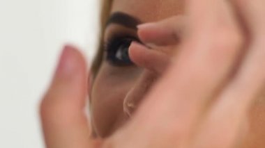 Kadın yüz şekli düzeltmek için vurgulamak makyaj uygulamak sanatçı oluşturur. Burun ve elmacık kemikleri moda model üzerinde makyaj kozmetik uygulama visagiste kadar kapatın.