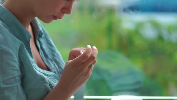 Kvinna med nagelfil för göra formen till naglarna samtidigt hem manikyr. Hem manikyr och nail care koncept. Kvinna göra själv manikyr. — Stockvideo