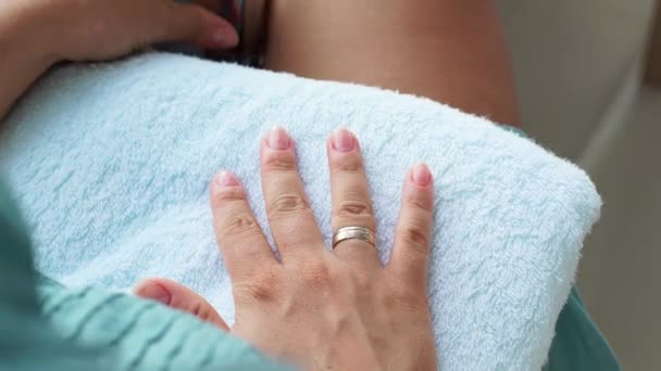 Koncepcja domu manicure i opieki. Proces stosowania ozdobny paznokci lakier podczas manicure domu. Kobieta, polerowanie paznokci zbliżenie. — Wideo stockowe