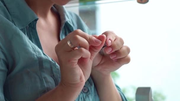 Thuis Manicure Nagel Verzorging Concept Vrouw Snijden Cuticula Terwijl Thuis — Stockvideo