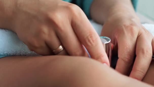 Mujer puliendo las uñas con esmalte de uñas transparente mientras que la manicura hecha en casa. Mujer haciendo manicura decorativa en casa, manicura casera y concepto de cuidado de uñas . — Vídeo de stock