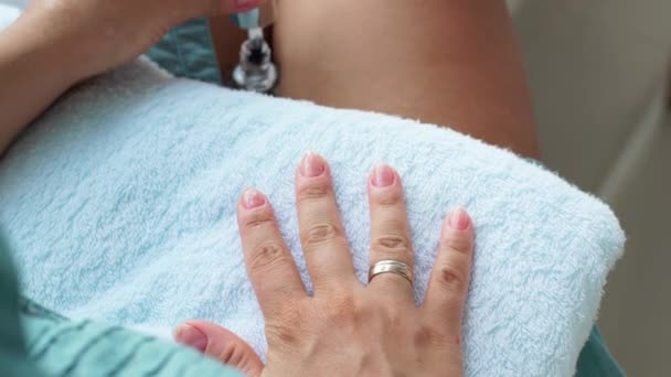 Frau transparenten Nagellack während der Maniküre zu Hause. Nägel polieren aus nächster Nähe. Heimmaniküre und Pflegekonzept. — Stockvideo