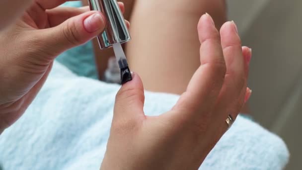 Mujer Aplicando Esmalte Uñas Base Mientras Manicura Casa Mujer Haciendo — Vídeo de stock