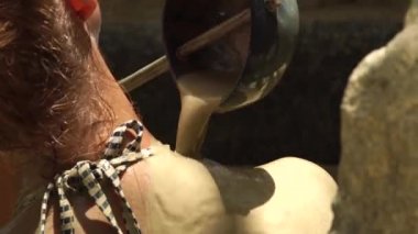 Genç kadının çamur banyosu lüks spa Center'da. Güzel bir kadın vücut spa banyo çamura tarafından dökme. Cilt Bakımı ve bodytherapy. Vücut sağlıklı ve sağlıklı yaşam yaşam tarzı. Güzellik kavramı.