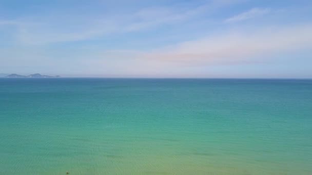 Turkosa havet och blå himmel Flygfoto från flygande drönare. Vackra landskap blå ocean och skyline drönarvy. — Stockvideo