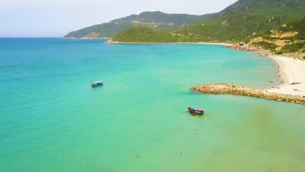 Blue sea and sailing ship on green mountain background aerial landscape. Drone view beautiful ocean water and shore on mountain background. — Stock Video