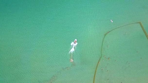 Bateaux de mer naviguant sur la vue de drone d'eau bleue transparente. Bateaux à moteur naviguant en vue aérienne de la mer bleue. Navire dans la belle eau de l'océan . — Video