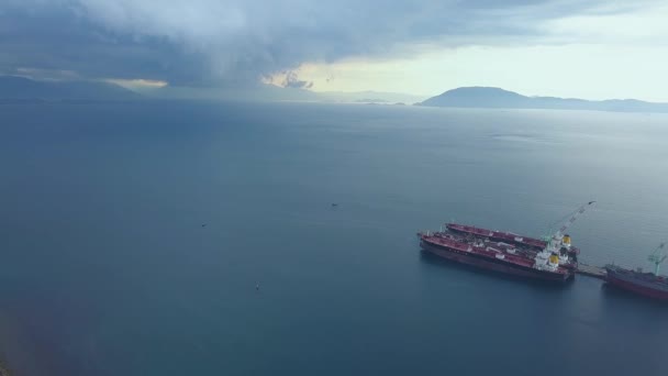 Luftbild bewölkter Himmel über dem Meer vor Sturm. stürmischer Himmel und Wolken über im Seehafen stehenden Schiffen. Blick von oben auf fliegende Drohne. — Stockvideo