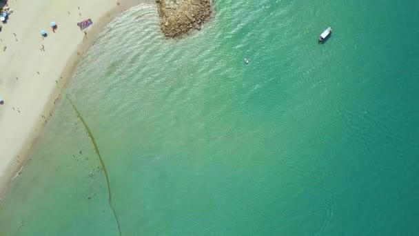 Синее море и вид на летний пляж сверху летающего дрона. Воздушный пейзаж морских лодок, проходящих мимо песчаного пляжа . — стоковое видео