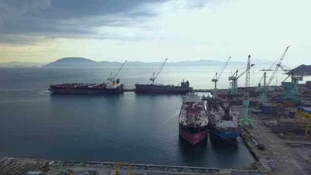 Navios de mar em pé no estacionamento na vista do drone do estaleiro. Navio de carga no mar paisagem aérea estaleiro . — Vídeo de Stock