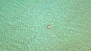 Turkuaz deniz suyu havadan görünümü kadın. Kadın kendini Cennet plaj ile berrak deniz su dönüm. Uçak uçan üzerinden üstten görünüm.