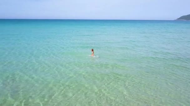幸せな女楽しんで海水夏ビーチ ドローン上を表示します。楽園ビーチ上空にターコイズ ブルーの海の水の女性. — ストック動画