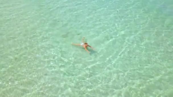 Piękna kobieta, kąpiel w krystalicznie czyste morze woda drone widok z góry. Kobieta kąpiel w wodzie turkus morza na widok z lotu ptaka paradise beach. — Wideo stockowe