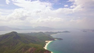 Yeşil dağlar ve ufuk hava manzara mavi denizde. Drone görünümü yeşil tepeler ve mavi deniz manzara. Panorama dağ ve deniz
