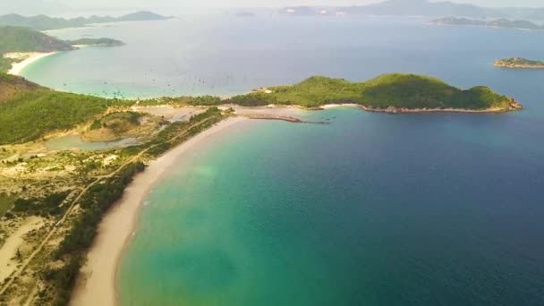 Mare blu e verde isole paesaggio aereo. Bella vista dall'alto drone volante sulla baia di mare, spiaggia sabbiosa e isole con colline verdi . — Video Stock